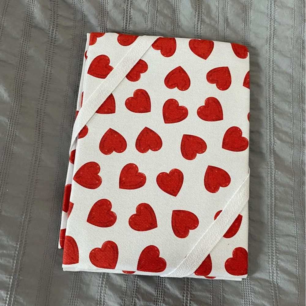 Williams Sonoma set of 2 Heart 100%cotton kitchen towels